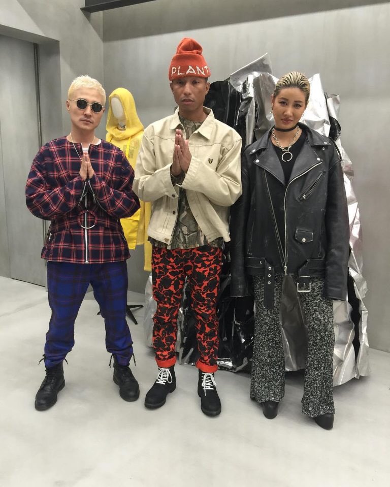 UpscaleHype's tweet photo. .@Pharrell hangs w/ @ambushdesign  in #HumanMade @strmcwby jacket, @Cactus_Plant hat, shirt &amp; @Timberland boots https://t.co/i8kchuWyUe https://t.co/g9IsjhrEkI