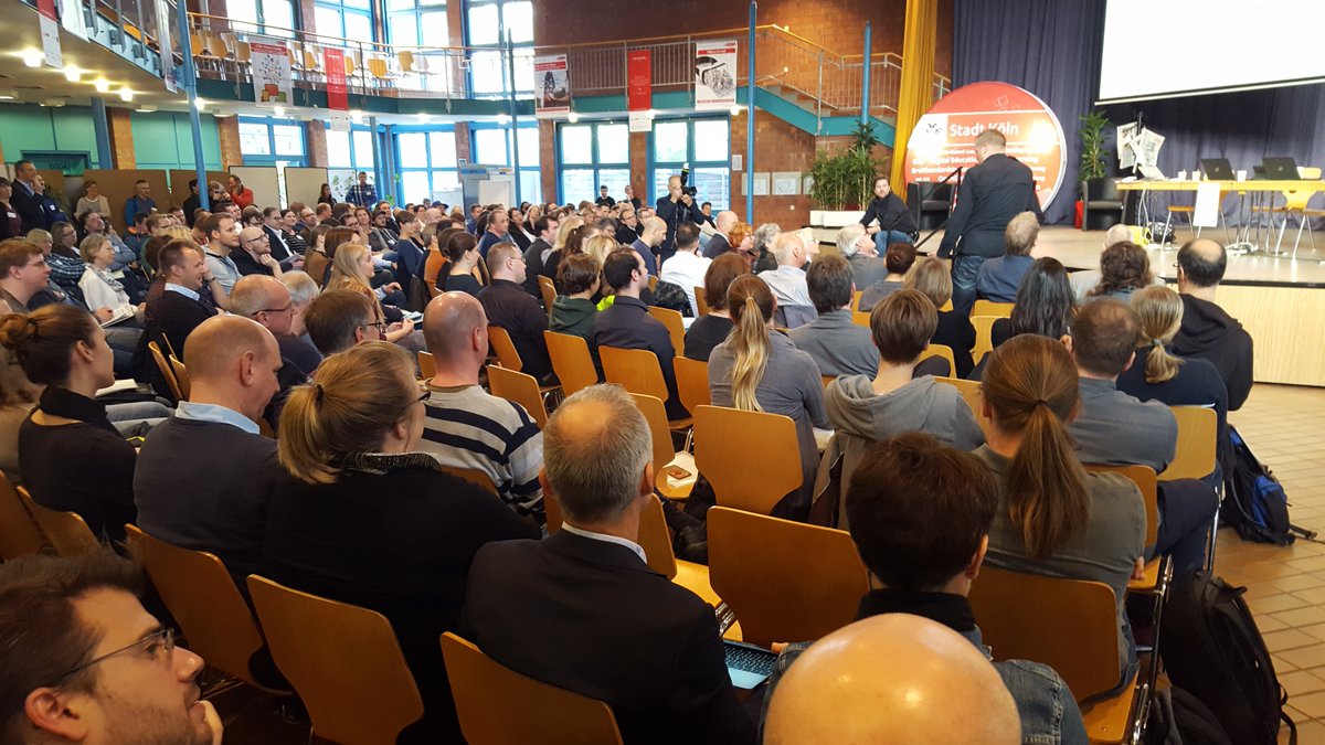 Vorstellung jedes einzelnen Teilnehmers des #ded16 in vollem Gange. Tolle, engagierte Truppe beim #iw7 Häufigstes Hashtag #neugierig