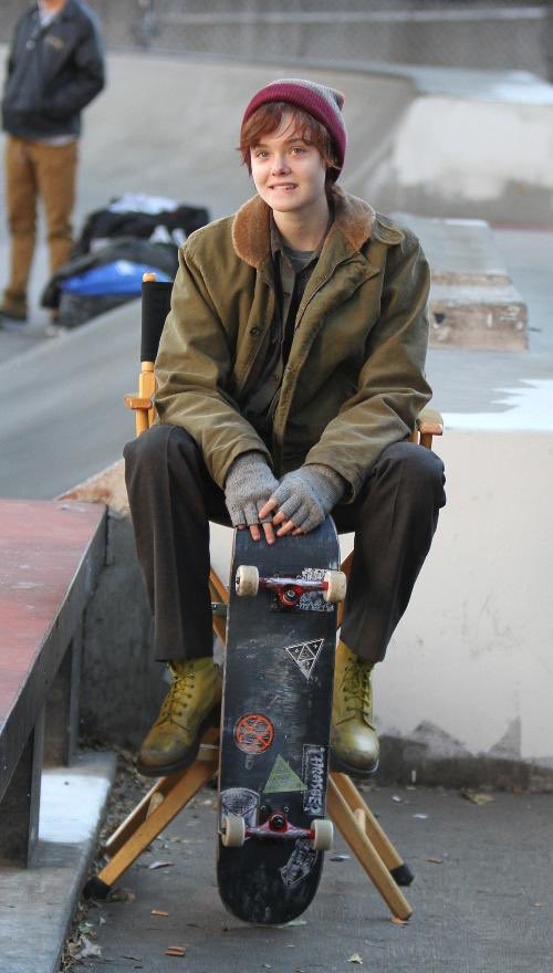 <어바웃 레이>. 청소년 ftm, 싱글맘, 중장년 레즈비언으로 이루어진 가족 이야기. 나오미 왓츠, 엘르 패닝, 수잔 서랜든 주연. 11월 24일 개봉! https://youtu...