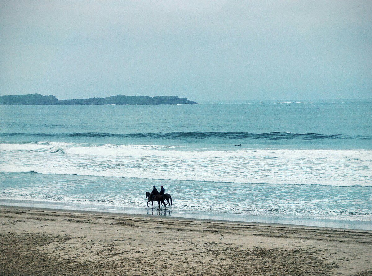 SEOclinik's tweet photo. Great morning to be on the #NorthCoast #Portrush #surf Get on the beach &amp; get active! @troggscom @DiscoverNI @WeatherCee https://t.co/EbgGGRi8XP