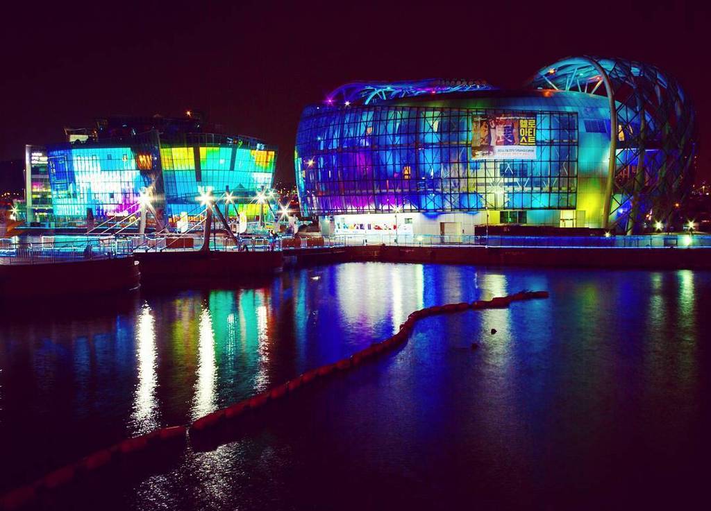 PunchTravel's tweet photo. #Sebitseom is a floating island located on the #hangangriver in #Seoul. In the evenings, #foodtrucks and #livemusic… https://t.co/t5y50GzCSW