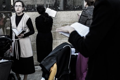 EDGEofHUMANITY's tweet photo. #People And Their #Books - #Jerusalem, #Israel https://t.co/MtoUfA9rh8 #holybook #religion #Torah #BooksofMoses #travel #travelphotography https://t.co/DA2AYFt2Hi