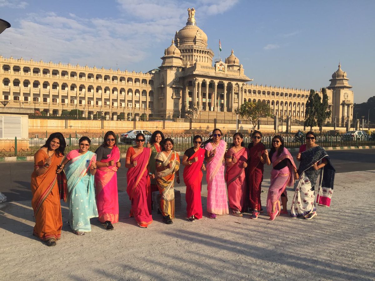 bhumikarunner's tweet photo. Happy Diwali! Today was special training to run in #IndianSaree #SareeRunning @PinkathonIndia #traininggirls 💗 https://t.co/cAaQCtwIVB https://t.co/YQwCEOGV47