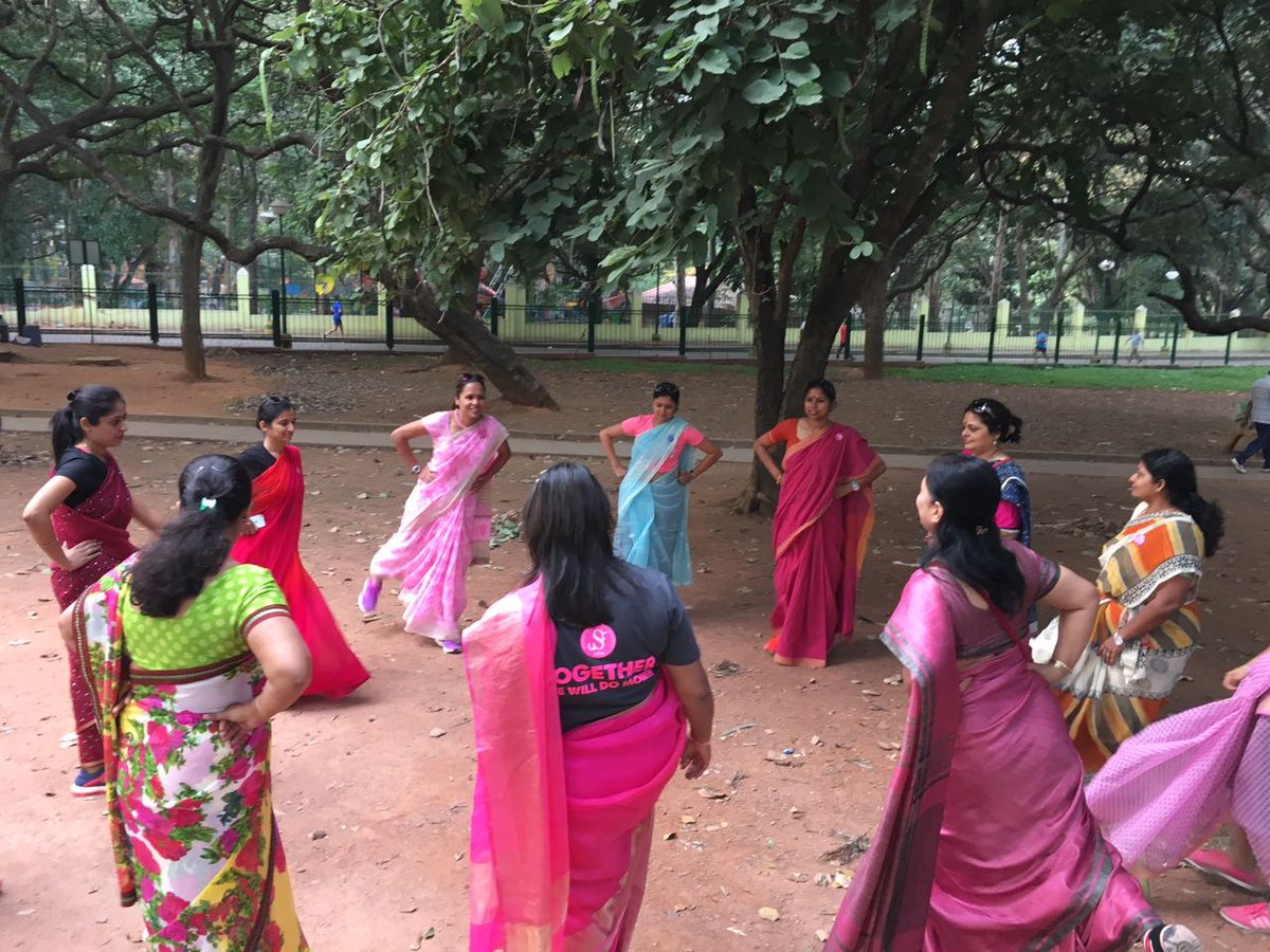 bhumikarunner's tweet photo. Happy Diwali! Today was special training to run in #IndianSaree #SareeRunning @PinkathonIndia #traininggirls 💗 https://t.co/cAaQCtwIVB https://t.co/YQwCEOGV47