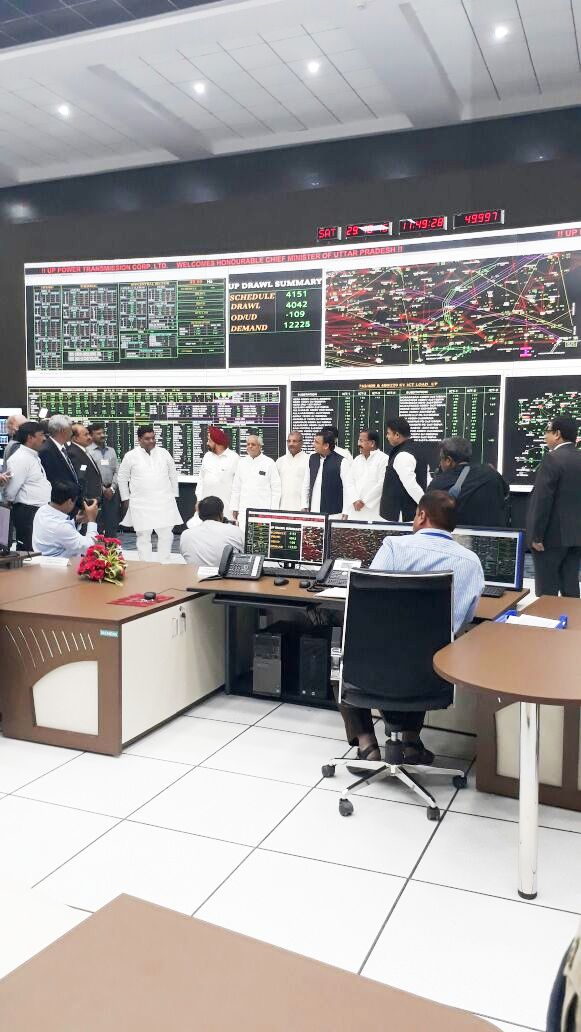 News18UP's tweet photo. लखनऊ-CM @yadavakhilesh ने गोमतीनगर में विभाग के नवीन स्टेट लोड डिस्पैच सेंटर भवन,220,132,33/11 केवी उपकेंद्रों का किया लोकार्पण @CMOfficeUP https://t.co/iHyfJBNH7v
