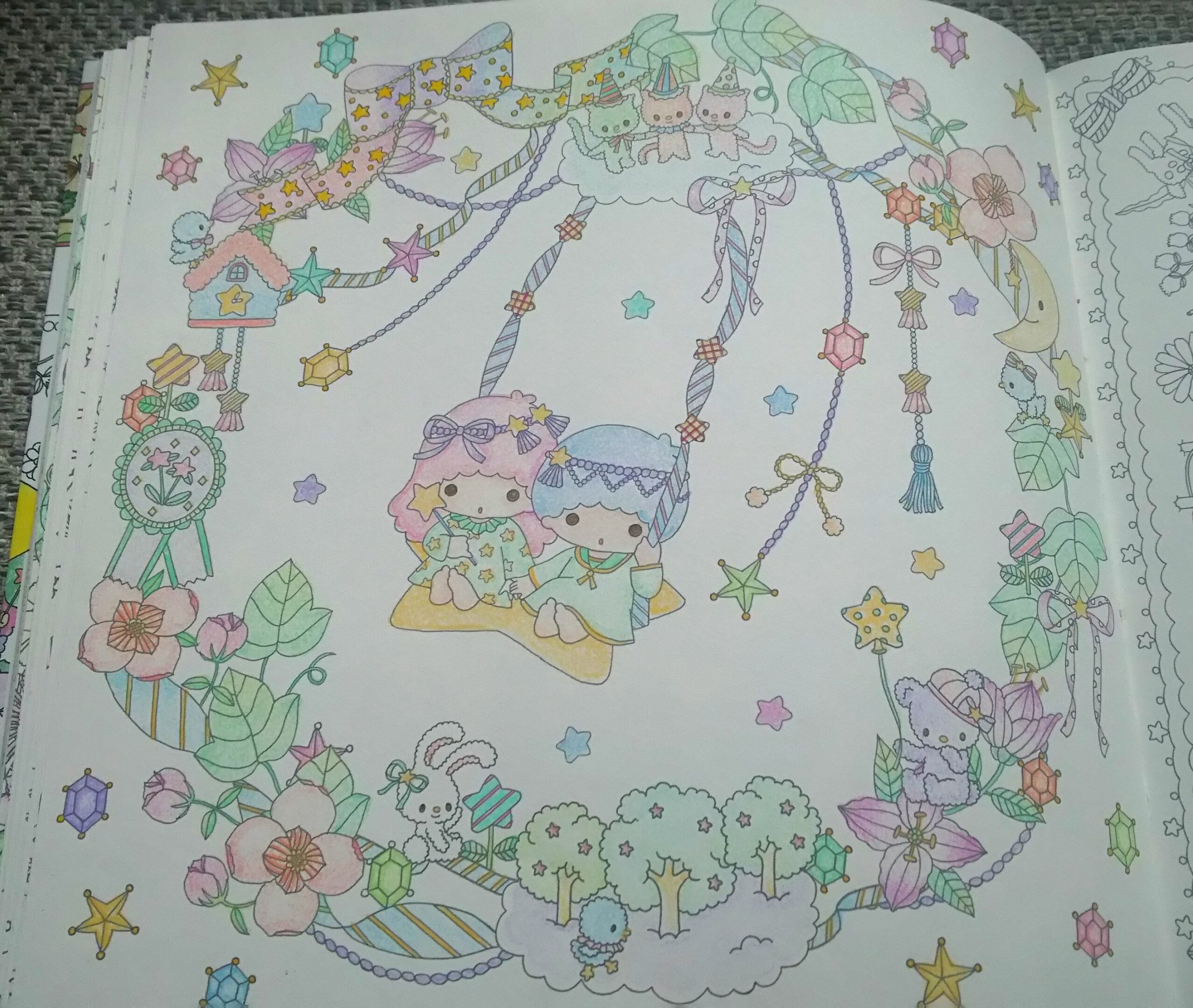 ぽんちゃ パステルカラーの色鉛筆をメインに塗りました グラデーションに塗ったリボンがお気に入り ˆ ˆ 背景も塗り たかったけど キレイにかつ楽に塗れる方法を思い付かなかったので とりあえず白いまま サンリオキャラクター塗り絵ブック 大人の