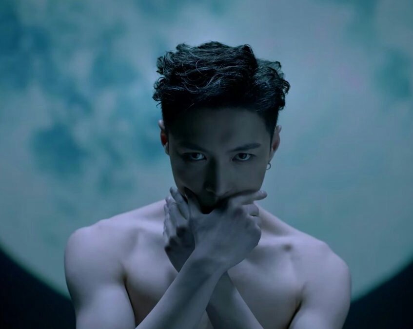 abydlrsr's tweet photo. -A fvckin' hairstyle
-Collarbone
-Biceps
-Naked
Yixing is so Stunning
I'm gonna Lose Control
#LoseControlWithYixing https://t.co/1KFtbUg9fp