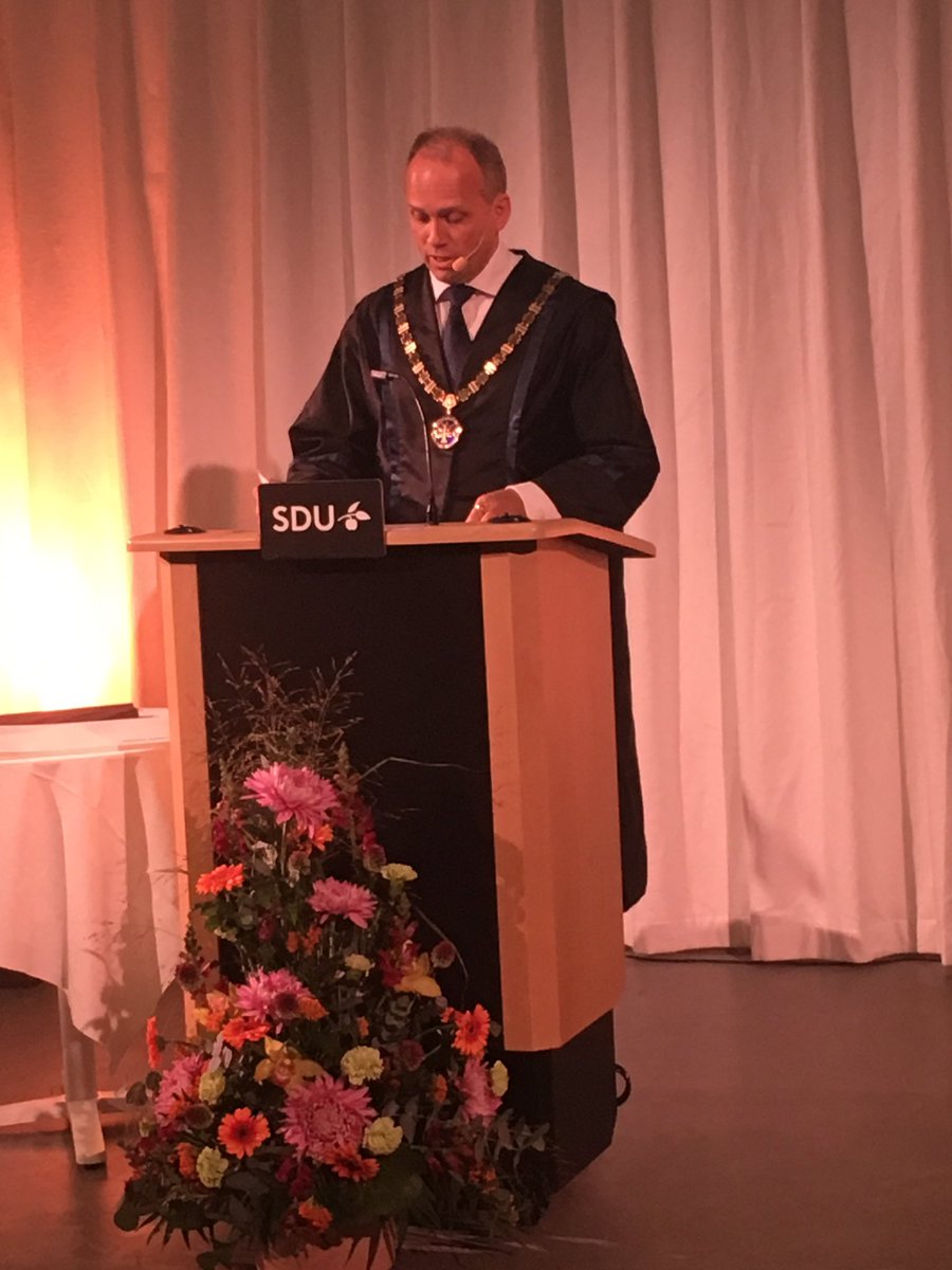 lykkefriis's tweet photo. "Mine forældre forstår mig ikke altid og jeg forstår ikke altid mine forældre".Tak til @DamRektorSDU for årsfesttale om bla styringseftersyn https://t.co/5EFxCbwJpi