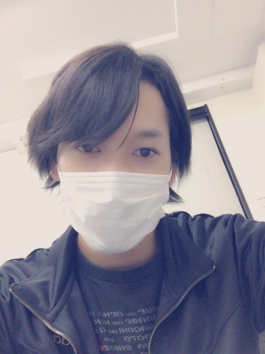 山沖勇輝 縮毛矯正がもう効き目がなくなってきております笑w 襟足なんて 跳ねまくり笑w 風邪流行ってますから皆さん 手洗いうがい マスクはしっかりしましょう