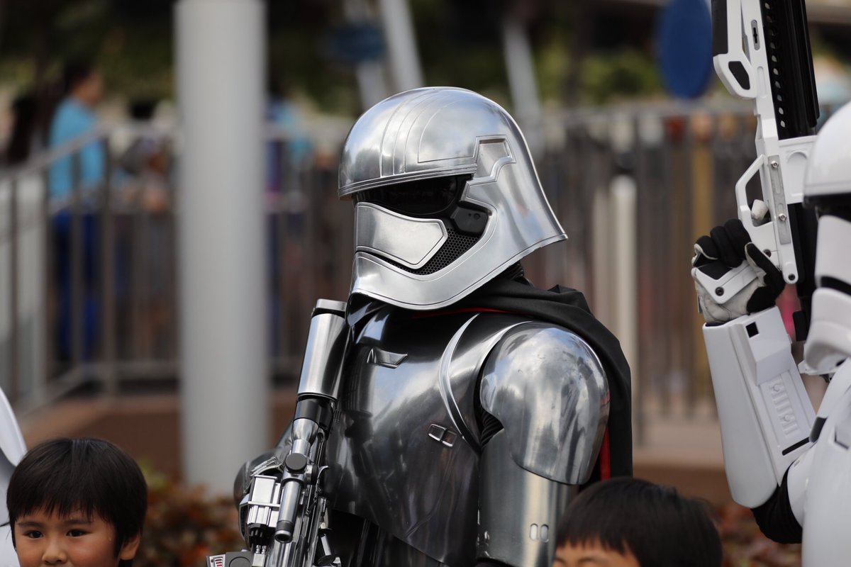 EOS__fan's tweet photo. カイロ・レンとミニカイロ・レンがいた！ #HKDL  #5Dmark4  #SWフォースの覚醒 https://t.co/QxWT9pI9oZ