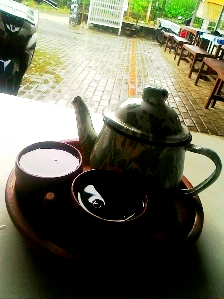 Sambil nunggu hujan berhenti ngeteh poci enak nih tweep