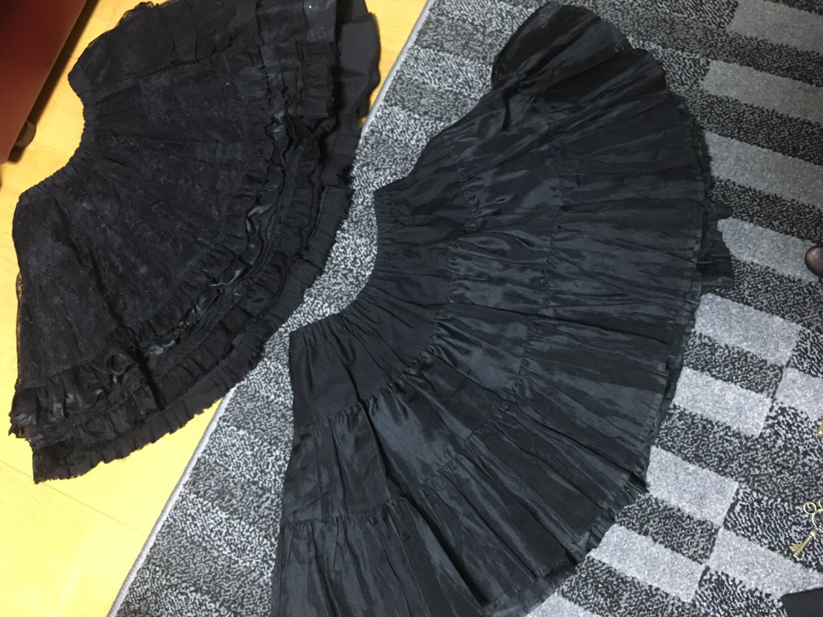 亜希 コーデ垢 على تويتر シルエット分かりくいからライダース脱いだ状態の写メも シャツを全ボタン閉めて中に黒のスカート 2枚いれ膨らませワンピースとして着た日 中に入れてるのは 上がフリルのスカートで下がbabyのパニエスカート ウエストはベルトで締めて
