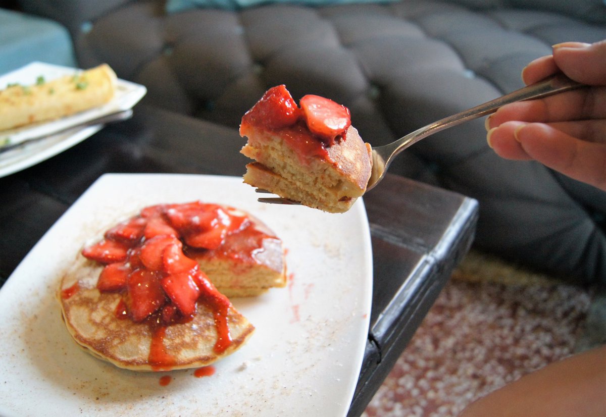 Comienza el día con nuestras esponjosas y suaves panquecas con extra de fresas. ¡Feliz sábado! 🍓#AtteCafé