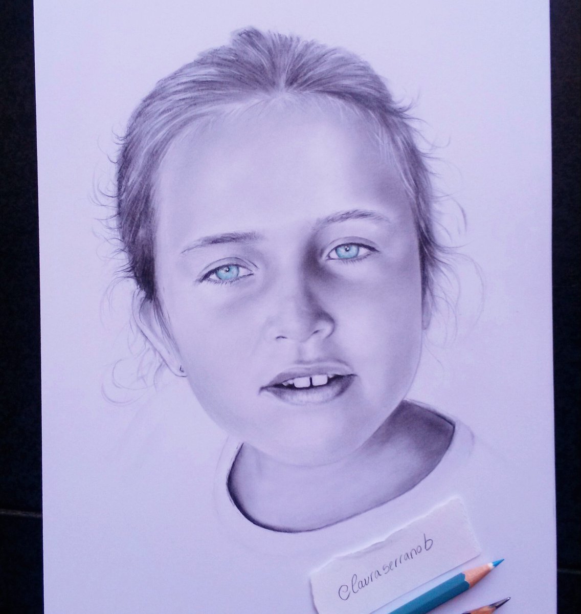 RadicalColor's tweet photo. #niece @yagohermidagh12 #portrait #drawing #seacolor #eyes #sketch #pencil https://t.co/mdXrsNzOk5 https://t.co/URWpzsOpCi