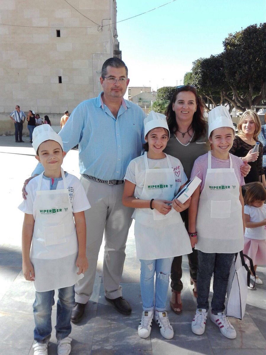 Alcachofa_VB's tweet photo. Qué gran día con estos pequeños maestros de la cocina en #BenejúzarExperience #JuniorChef @Hiper_ber @CdTTorrevieja https://t.co/JLybRtgkVa