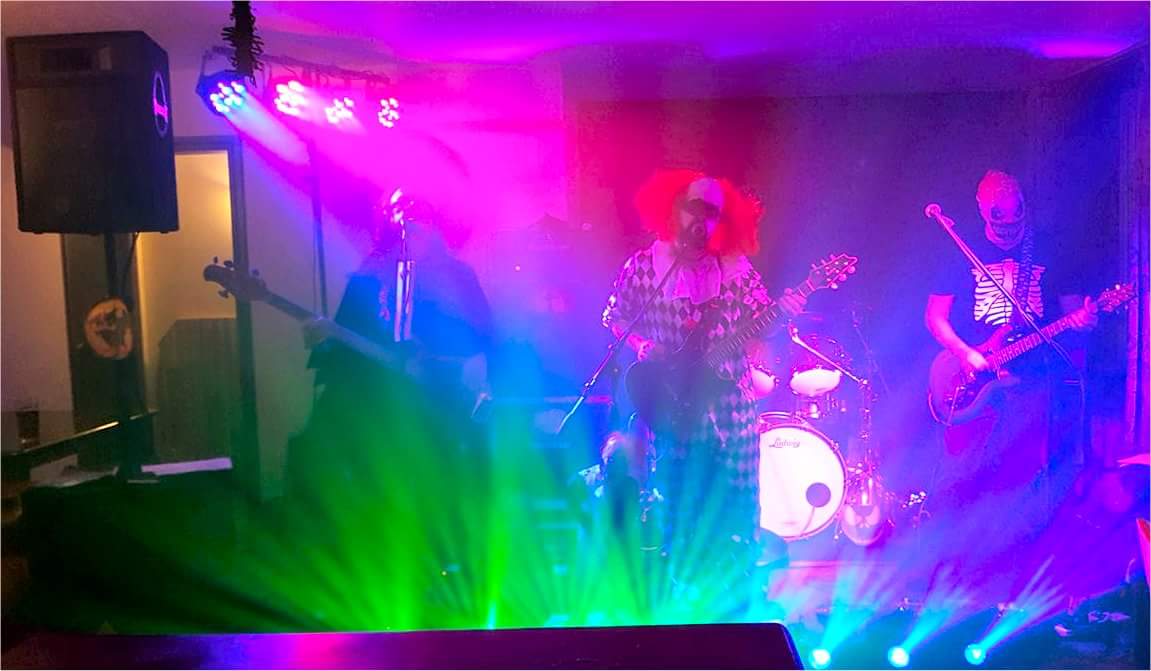 RedWattsBand's tweet photo. Great night at The New Inn, Roberttown, Halloween Beer Festival last night! Great pub, beer and friendly folk! Can't wait to go back again! https://t.co/N9apSk5S7l