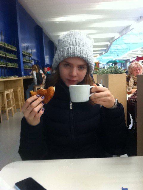 adelka___'s tweet photo. Моя киса {3} @Funny00Squirrel  ест💓 https://t.co/rns0WaSo5T