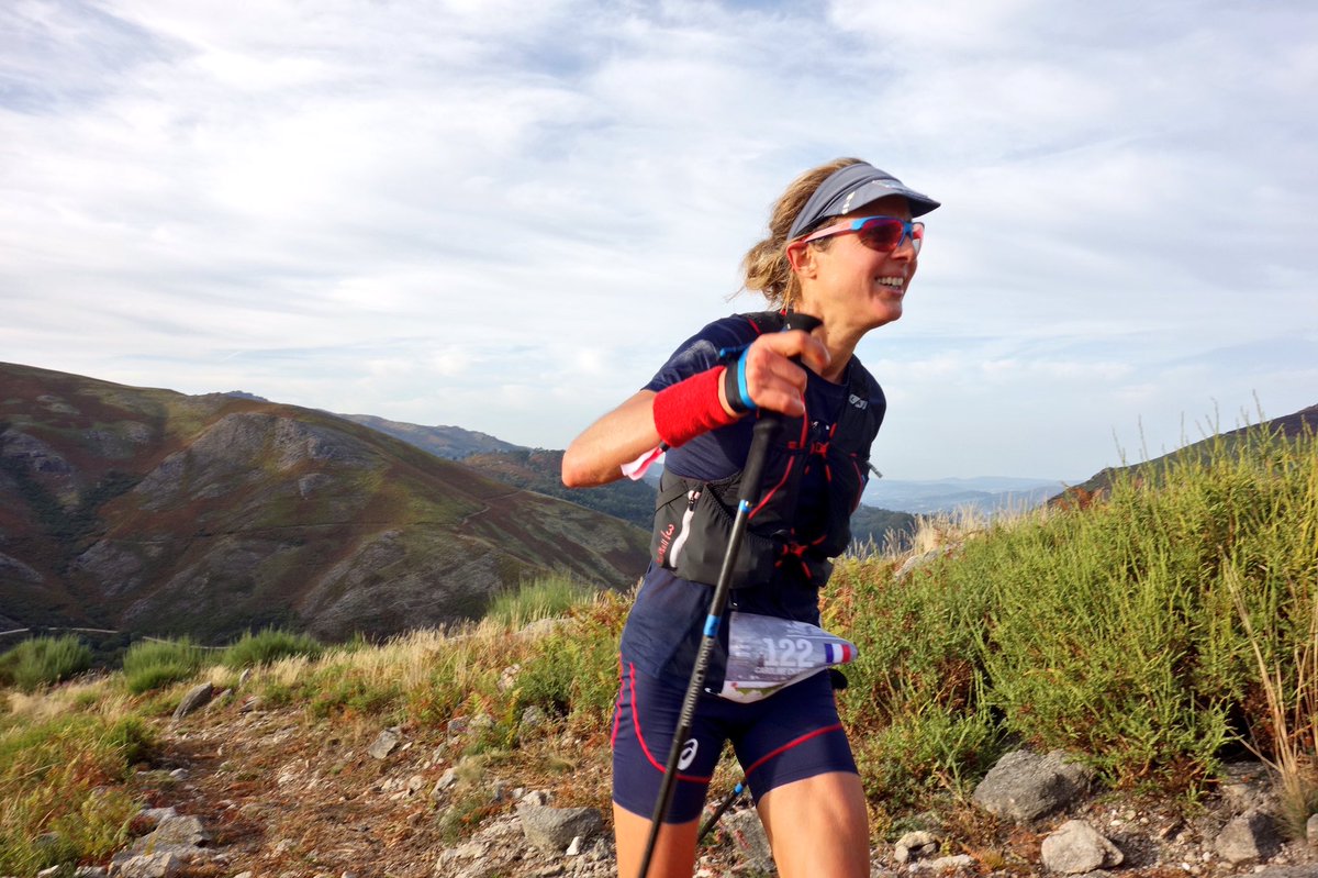 Caroline Chaverot  de Francia llidera en mujeres en el km40 en 4:21. #IAUTrail