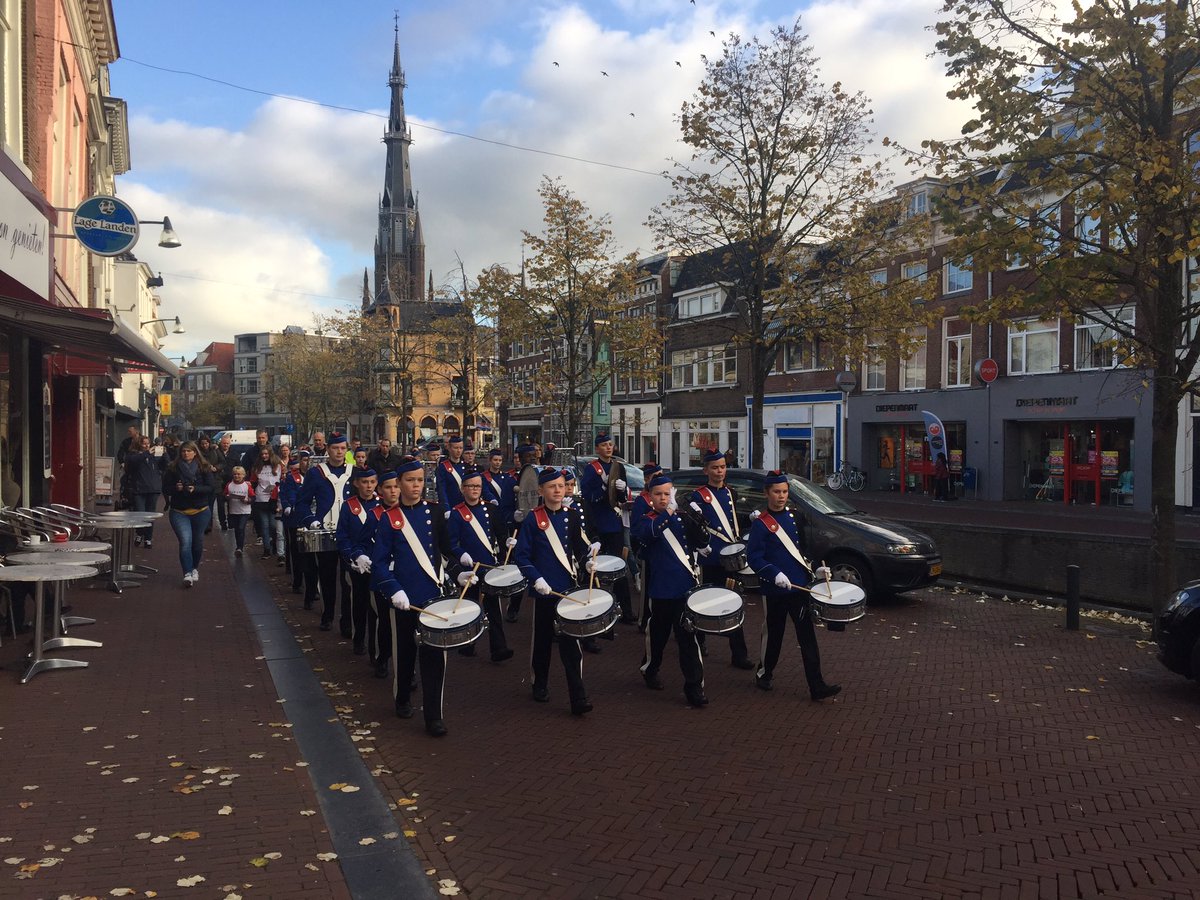 Pasveer on Stage is zojuist begonnen met het optreden van Jong Pasveer door de binnenstad van Leeuwarden.