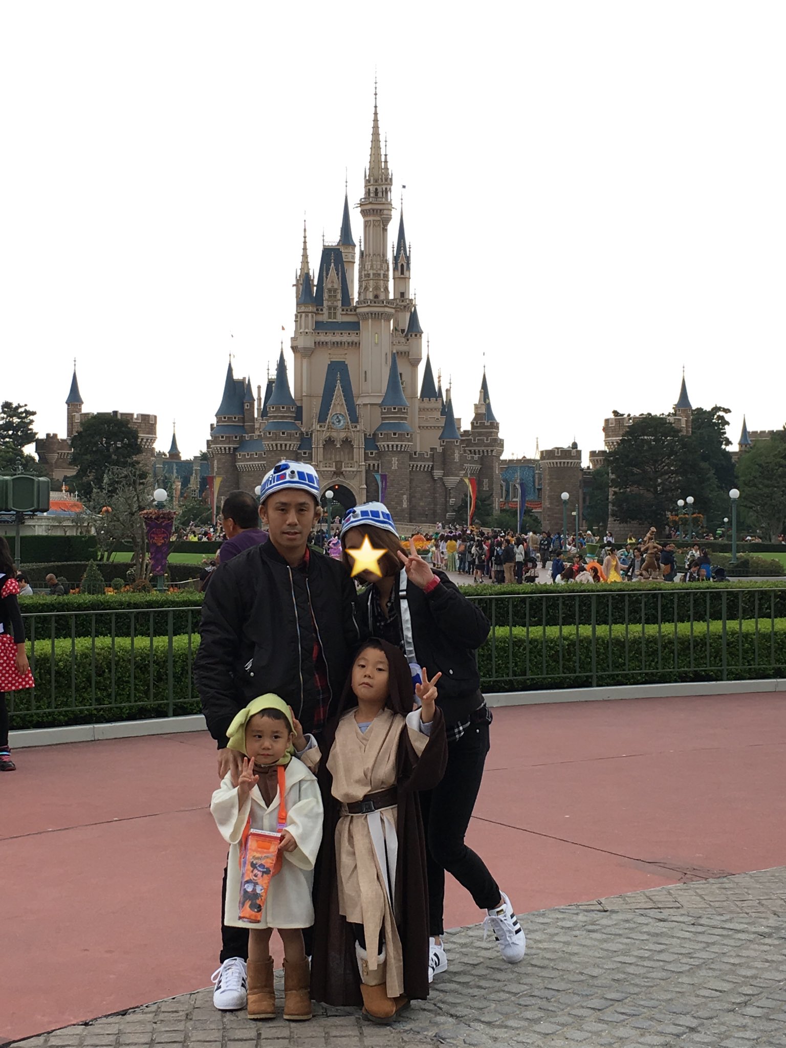 טוויטר 粉川拓也 בטוויטר 昨日家族でディズニーランド行って来ました ハロウィンだったので仮装して見ました 長男ジェダイ次男ヨーダ僕 妻r2d2 子供が楽しんでる姿は最高です T Co 63rsttlxur