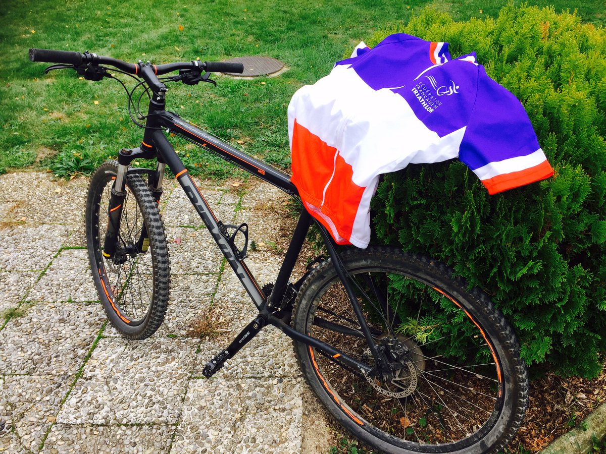 J-1 pour les France #BikeAndRun Les maillots tricolores attendent de trouver leurs propriétaires <a href="/FFTRI/">FFTRI - Fédération Française de Triathlon</a> <a href="/asptt/">ASPTT Clermont</a> <a href="/chateauroux36/">Châteauroux Métropole</a> <a href="/Indre36/">Département de l'Indre</a>