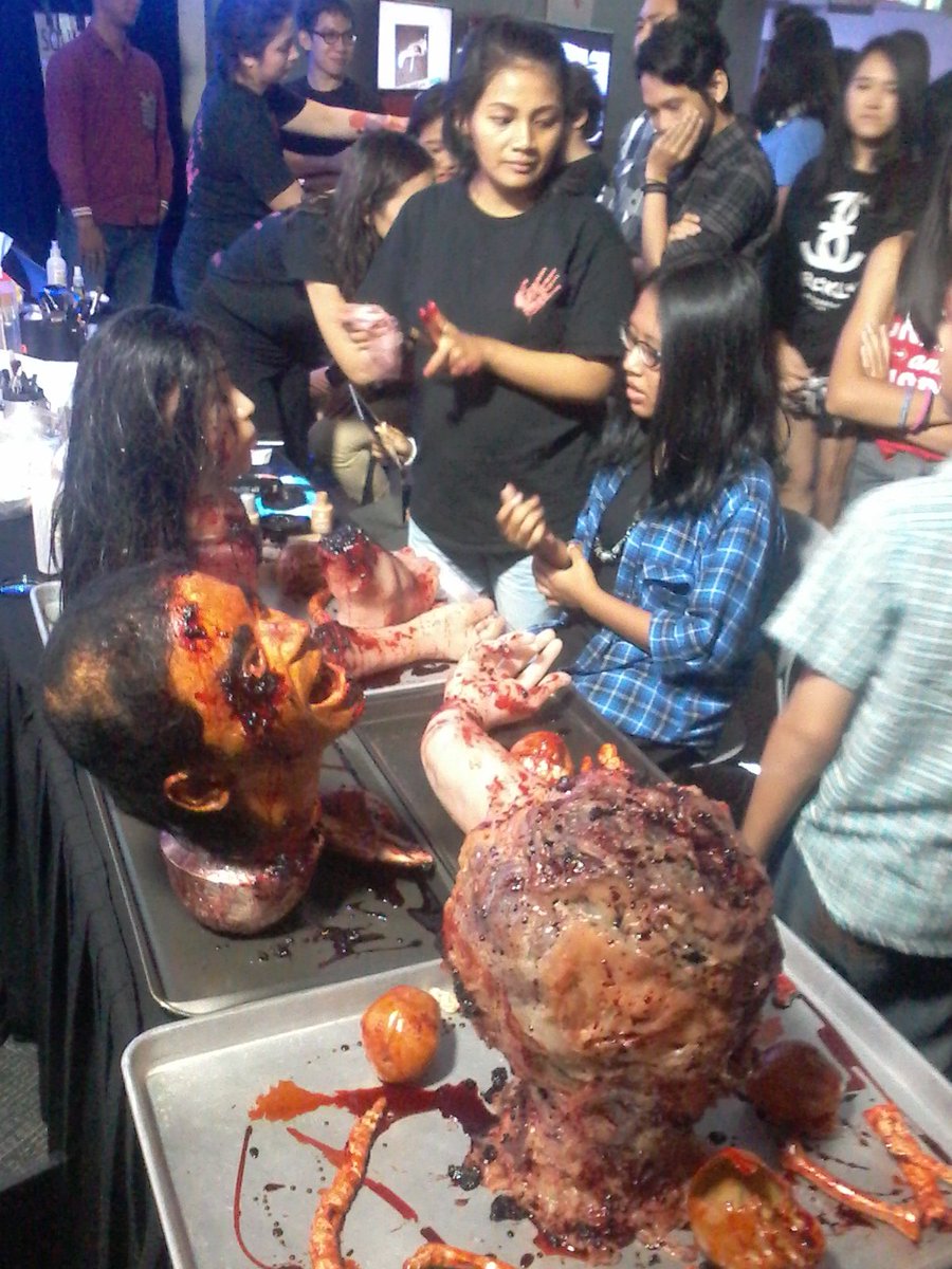 _RuthNina_'s tweet photo. Spending #halloweekend at @atamerica with Zombie makeup from Pabrik Darah. #DateWithDudu https://t.co/fiOhRLX4yN