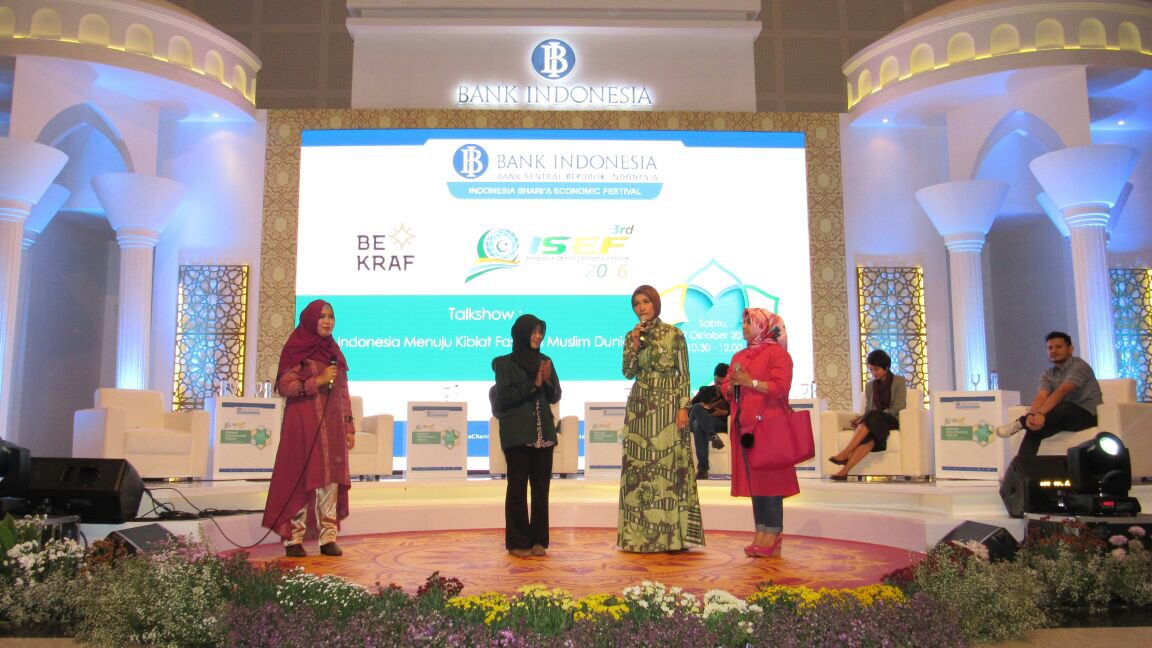 bank_indonesia's tweet photo. Dalam #ISEFSBY2016 hari ini (29/10) digelar talkshow bertajuk "Indonesia Menuju Kiblat Fashion Muslim Dunia" https://t.co/PYoJoXFL6j