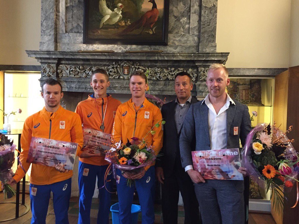 Martijn_Gouda's tweet photo. Mooie sportweek #Gouda @jodanboys wint van #GoAheadEagles en huldiging Paralympiërs @Duncie2205 @ronaldhertog en #StephenDeVries met @ptbos https://t.co/4Nkgy95KQH