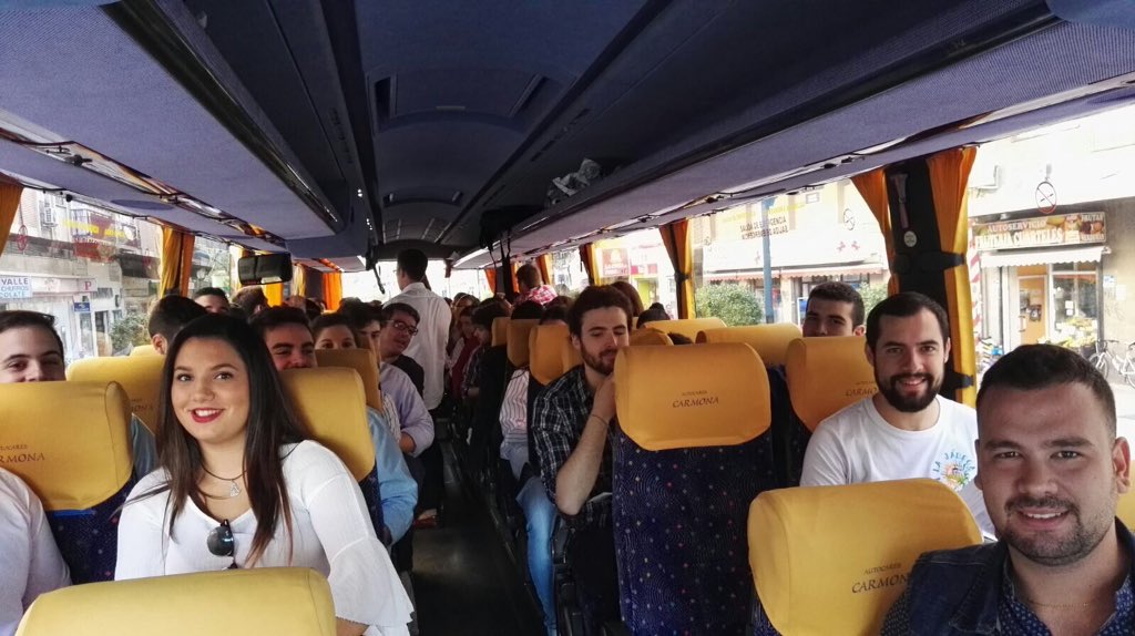 El autobús del 'Viaje Cofrade del #GJExpiraciónMLG', va camino de Sevilla para la Extraordinaria de #450lao. #CofradiasMLG.