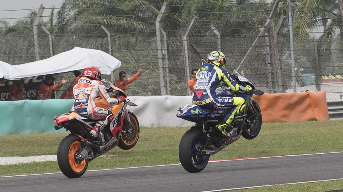 Swinxy's tweet photo. LA FOTO (por Roberto Rimorini)

@ValeYellow46 y @marcmarquez93 recuerdan a #SuperSic en un caballito sincronizado en el punto donde nos dejó https://t.co/Gj2NTkEKNm