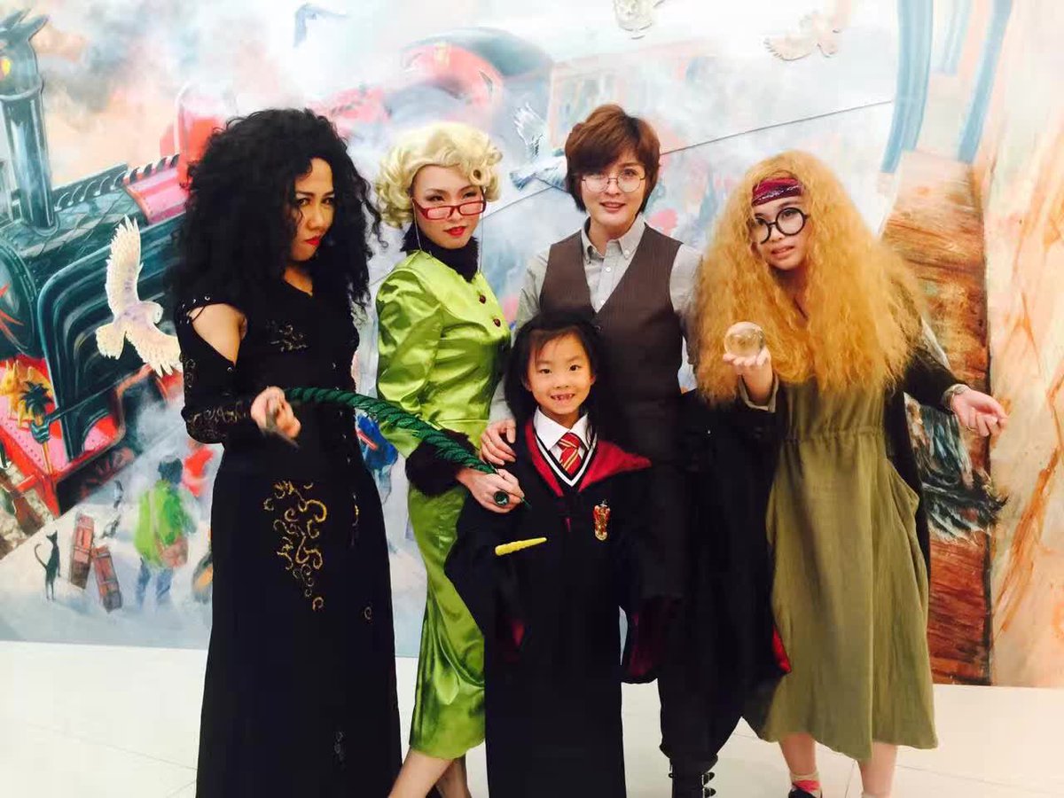 XHNews's tweet image. #HarryPotter still magic in China! 150 Potterphiles in costume gather to celebrate launch of Chinese edition of #CursedChild @jk_rowling