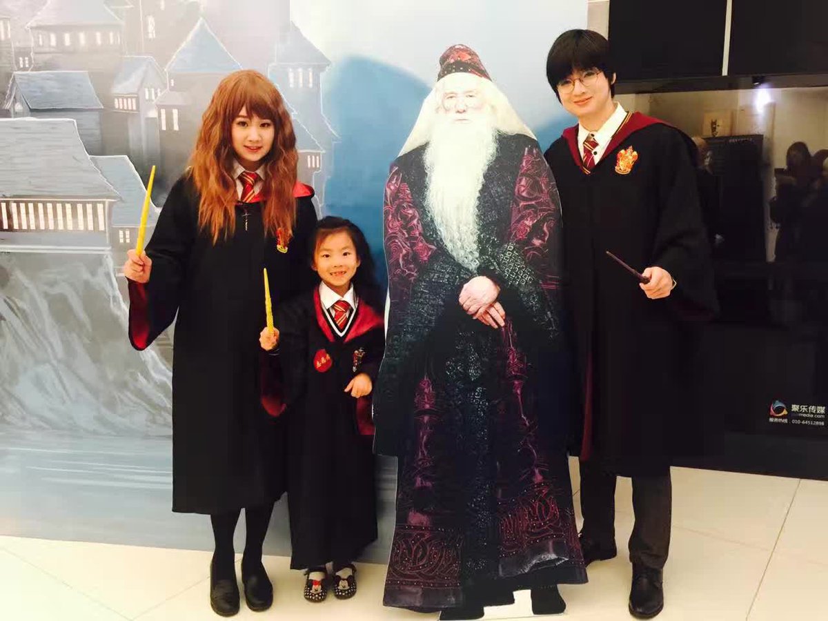 XHNews's tweet image. #HarryPotter still magic in China! 150 Potterphiles in costume gather to celebrate launch of Chinese edition of #CursedChild @jk_rowling