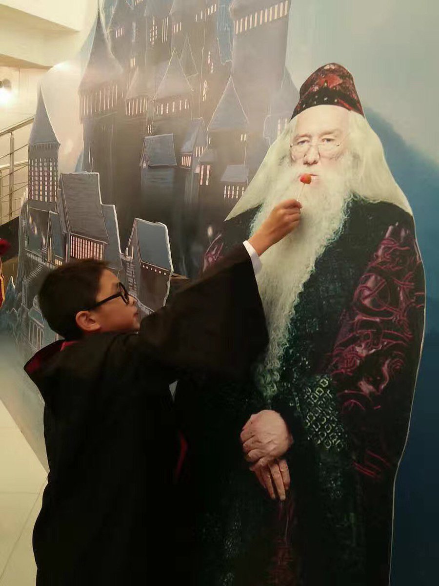 XHNews's tweet image. #HarryPotter still magic in China! 150 Potterphiles in costume gather to celebrate launch of Chinese edition of #CursedChild @jk_rowling