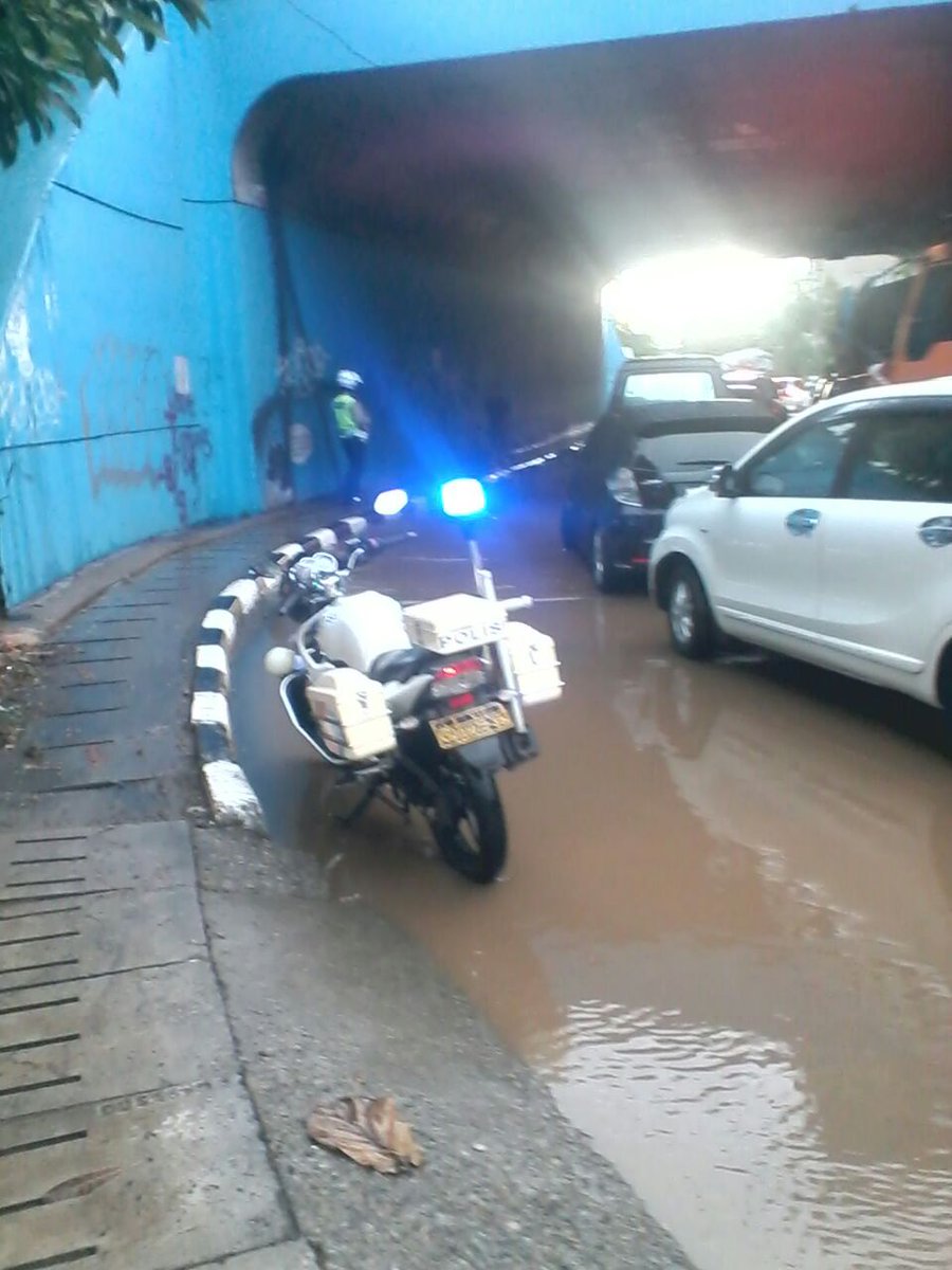 RianTMC's tweet photo. @TMCPoldaMetro U turn arah tol bekasi barat tergenang air. Petugas Masih melakukan pengaturan https://t.co/e0yqzkSSOU