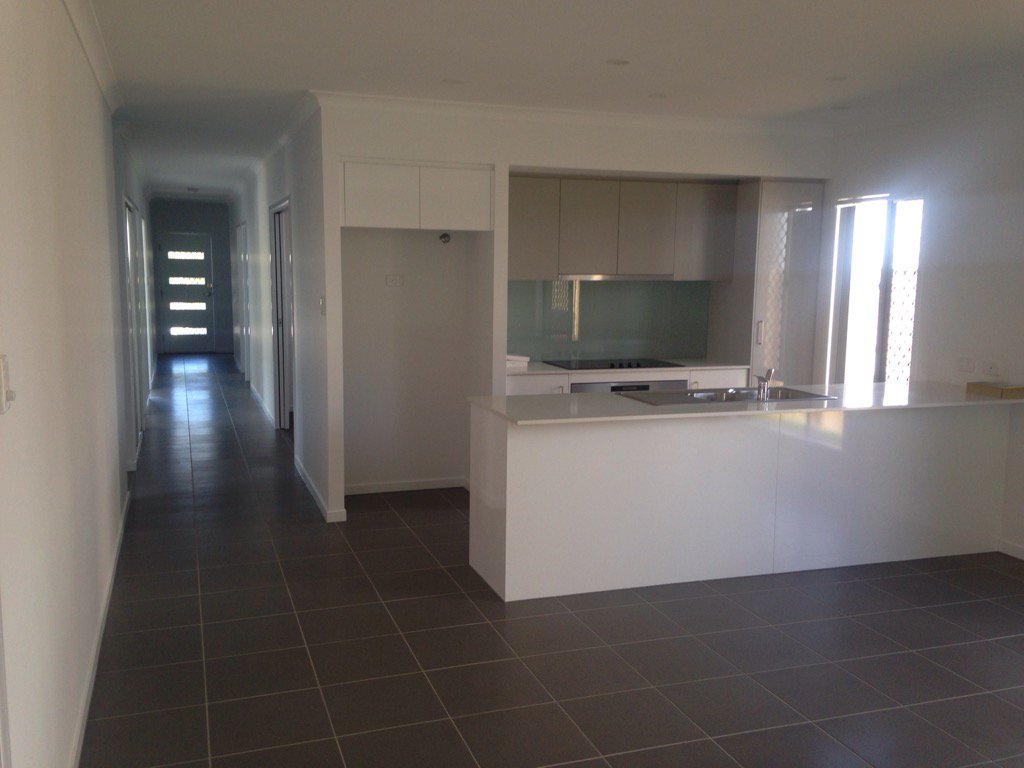 Didn't see one new house for over $500k on Gold Coast today. Govt first home grants, trains, light rail. Cc: Akld.