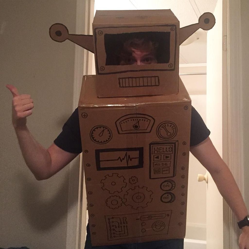 Squidsea's tweet image. Too poor to buy a costume? ✅ House stacked to the ceiling with boxes? ✅ #cardboardrobot #♻️ ift.tt/2dX6YAE