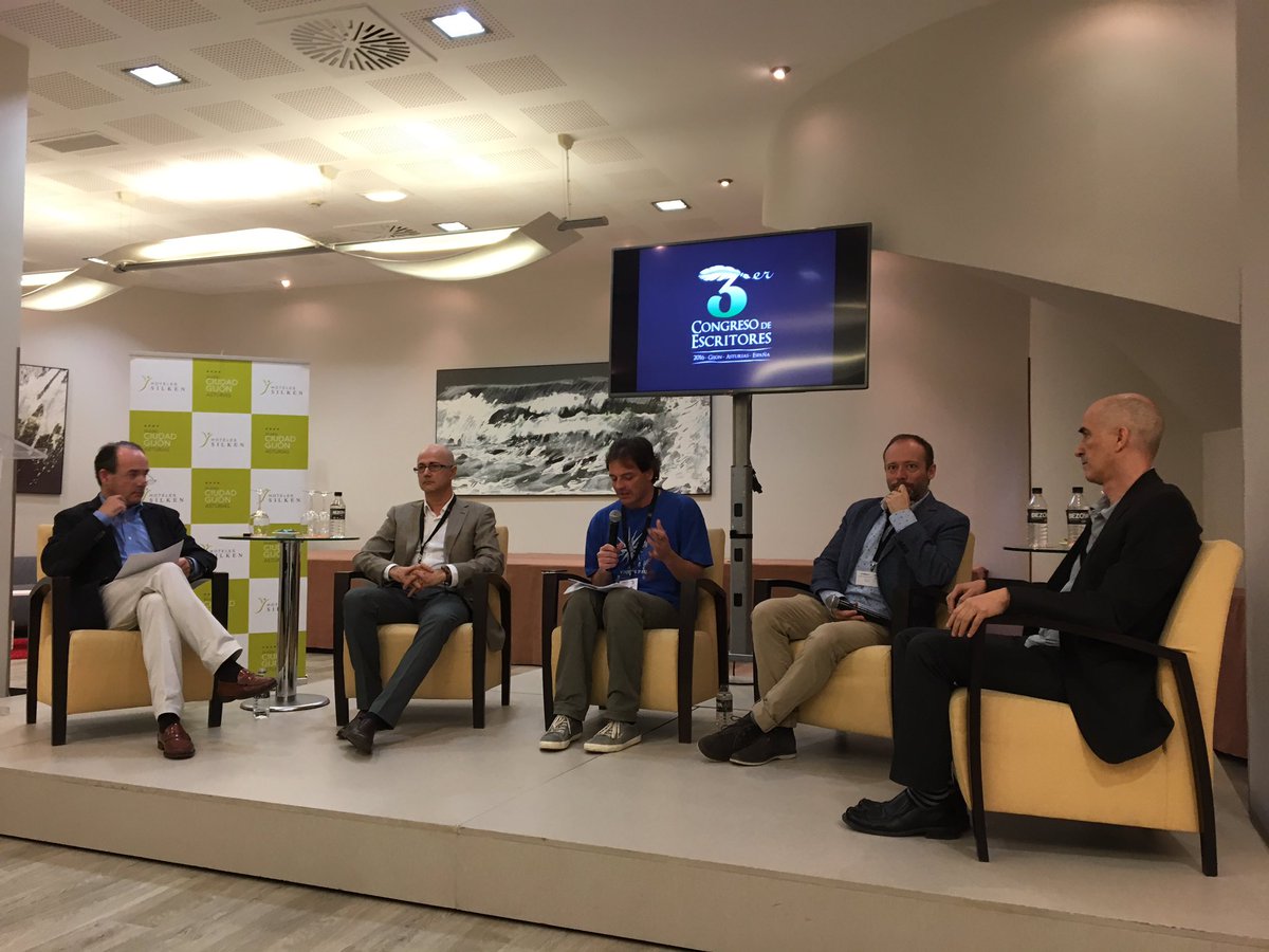 TeGustaLeer's tweet photo. Empieza la "Charla/debate" entre autores y editoriales. Entre los ponentes @garrido_antonio @editorialdesvan @aenoveles #congresoescritores https://t.co/LWyM5Nql6q