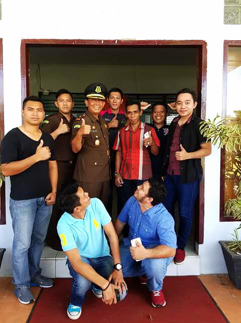 Zackhendric's tweet photo. Kepala kejaksaan negeri minahasa utara dan anak anaknya https://t.co/Z3nRP2lukH