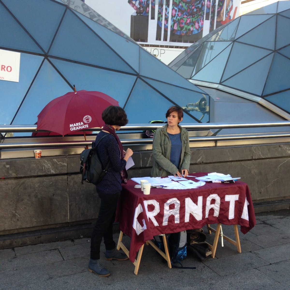 Ya estamos en Sol con nuestra mesa informativa sobre emigración, pérdida de derechos y nuestra lucha colectiva #DesdeTodasPartes #29octYoVoy
