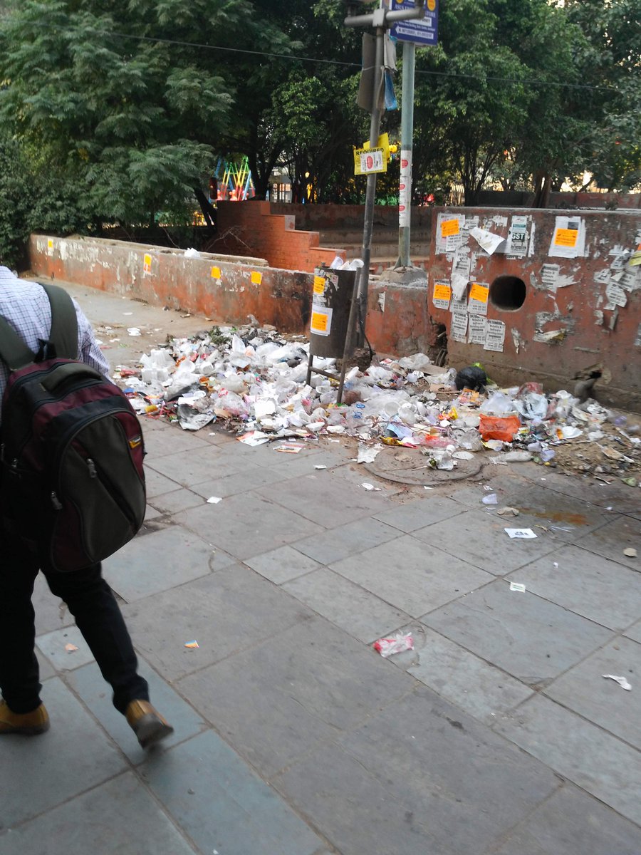 docsumee89's tweet image. @ArvindKejriwal sir is this is your clean Delhi picture???#districtcentre#janakpuri#damn dirt everywhere #takesomeaction