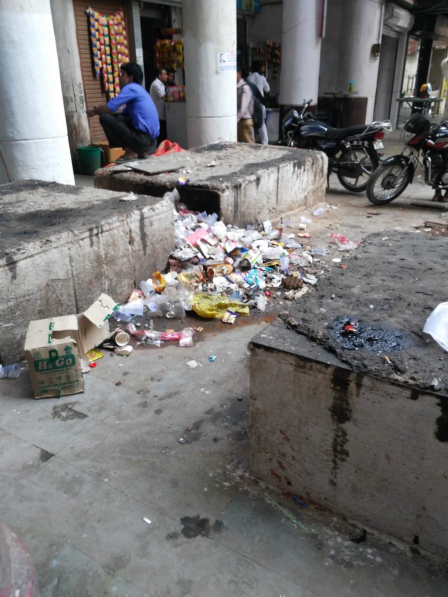 docsumee89's tweet image. @ArvindKejriwal sir is this is your clean Delhi picture???#districtcentre#janakpuri#damn dirt everywhere #takesomeaction
