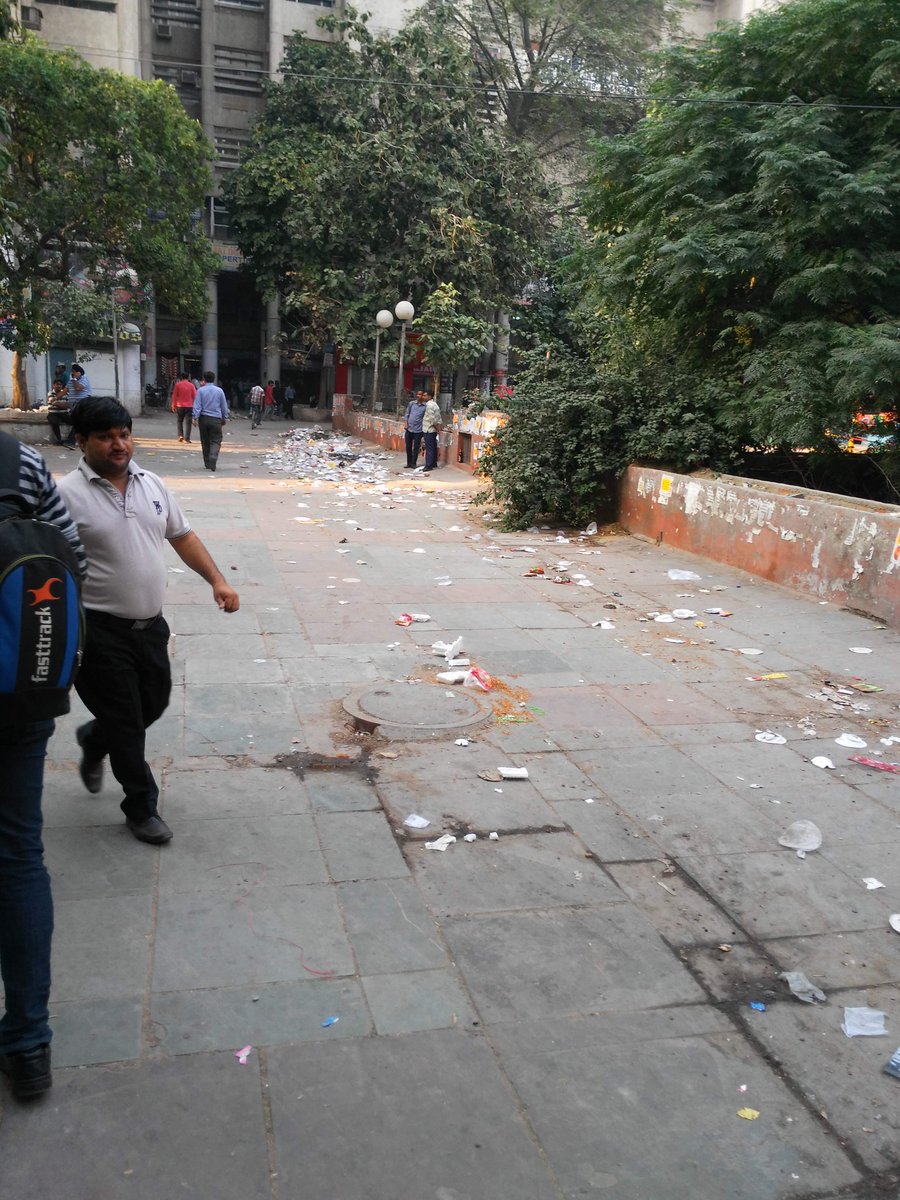 docsumee89's tweet image. @ArvindKejriwal sir is this is your clean Delhi picture???#districtcentre#janakpuri#damn dirt everywhere #takesomeaction