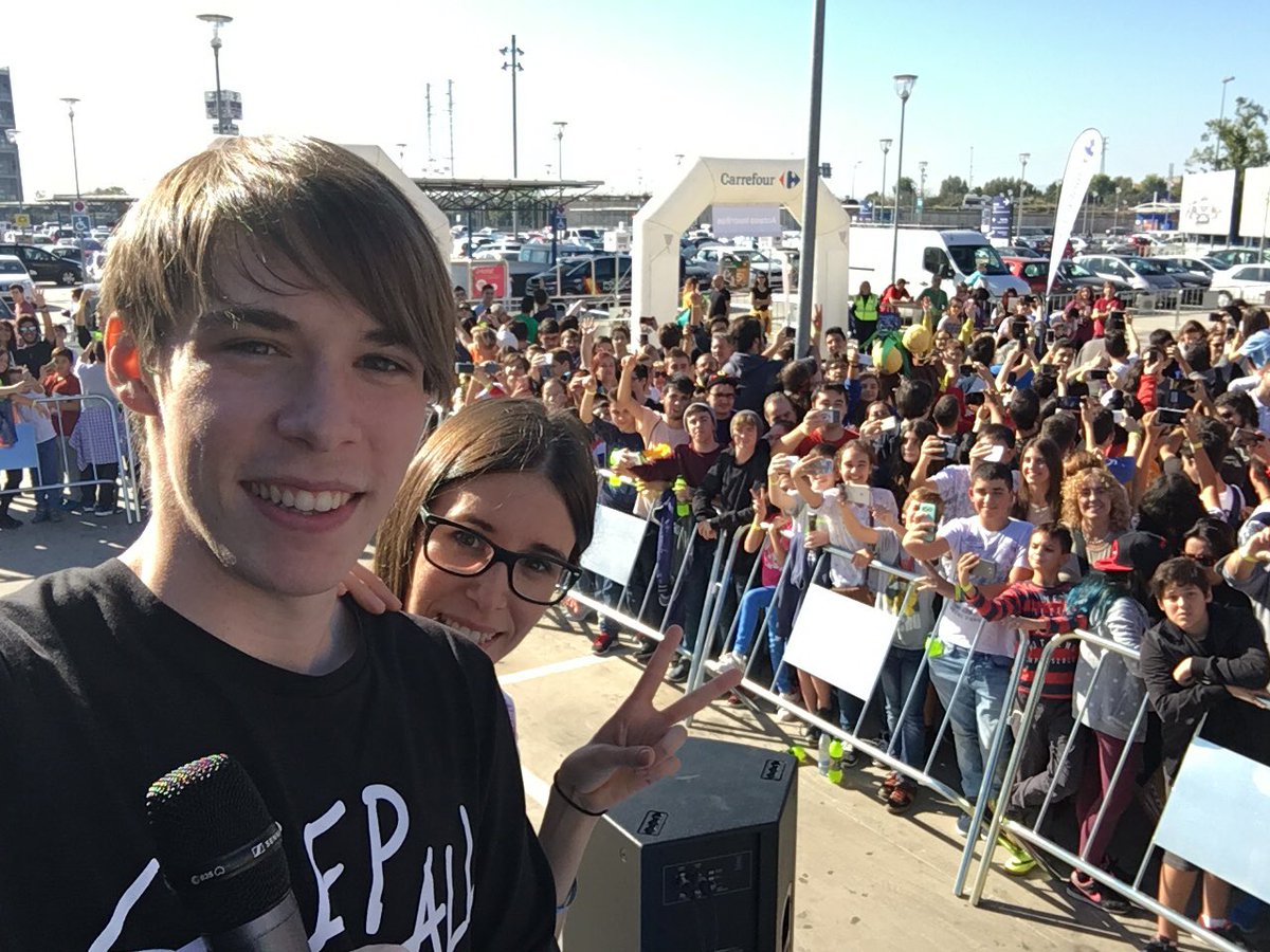 FolagoR's tweet photo. Primera foto selfie #PokeDayCarrefour https://t.co/c1yU1QL0XK