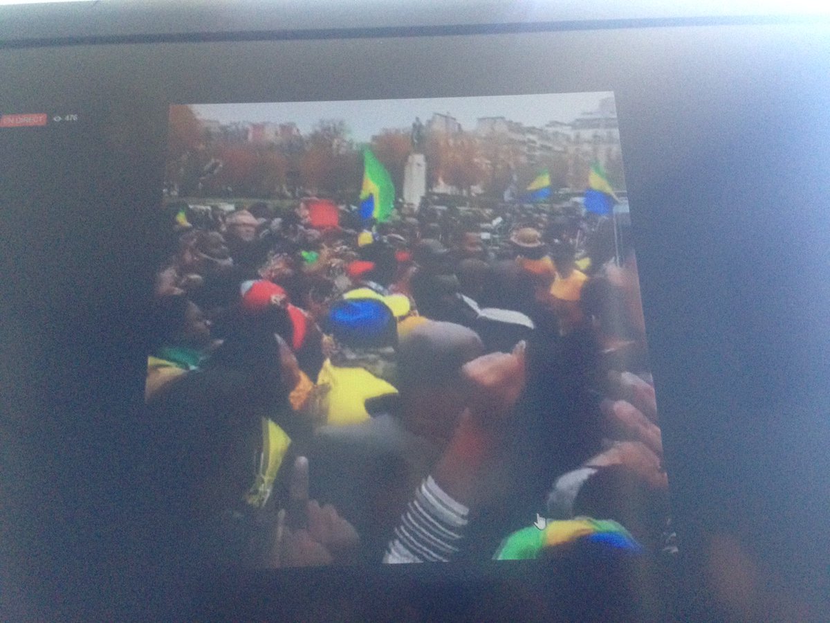 Charylys's tweet photo. Coucou @PresidentABO tu sais ce qu'est un bain de foule ? C'est ce que tu n'auras jamais ! #PINGPresident https://t.co/ak2b4ZpuHw