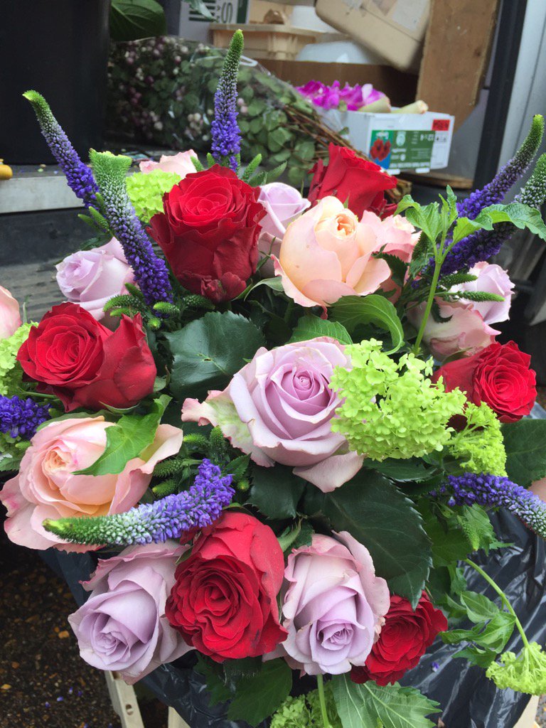 floristsandra's tweet photo. David Austin Roses(heavenly , divine scent!) Gelda Rose, Veronika  and red roses https://t.co/EvGi9eb1d5
