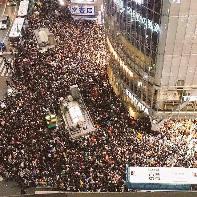 ハロウィン 渋谷 人が土みたい