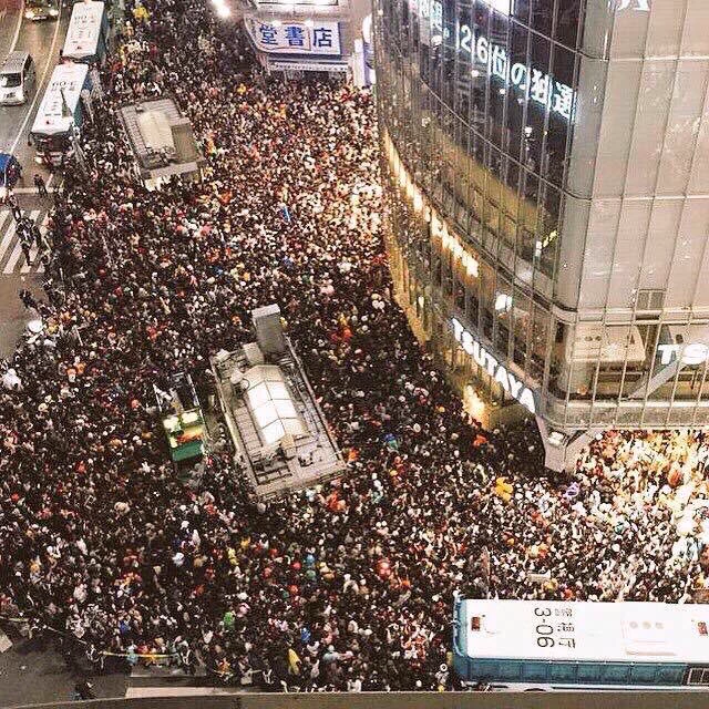 ハロウィンの影響で渋谷がまるで土のようｗｗｗ土と比較してみたｗｗｗ