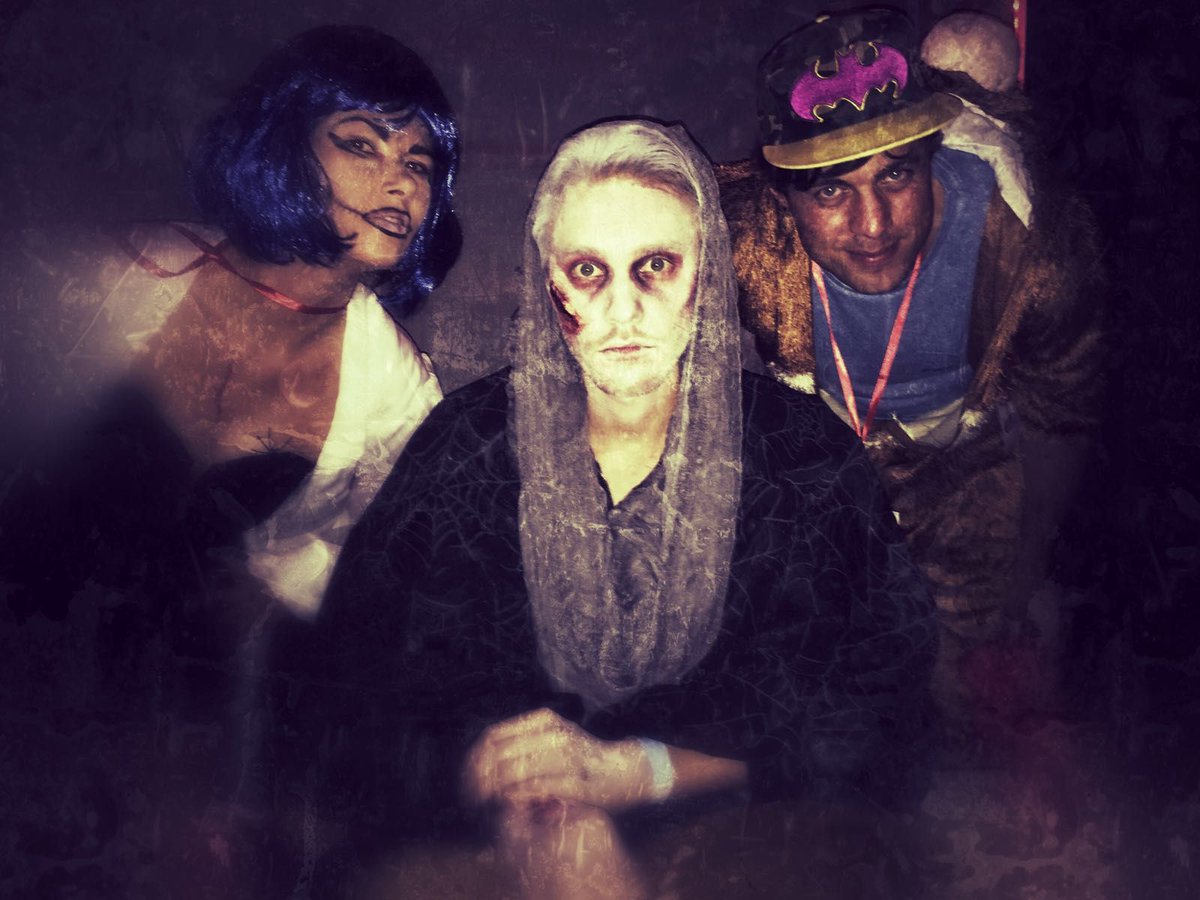 CrashAcademyNet's tweet photo. Gestern war die #Halloween #Party im @YouTubeSpaceBer - #CCelia #DoZer #Weezen waren da! Wie verbringt Ihr die #Gruselnächte? #trickortreat https://t.co/n3wXZPYVDC