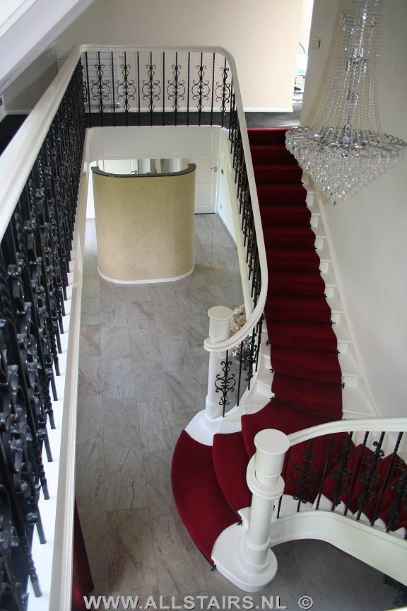 Trappenshowroom's tweet photo. Klassieke houten trappen #klassiek #hout #rodeloper https://t.co/MszY9lNxob