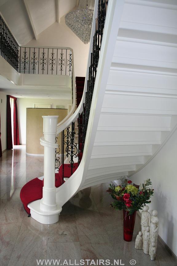 Trappenshowroom's tweet photo. Klassieke houten trappen #klassiek #hout #rodeloper https://t.co/MszY9lNxob